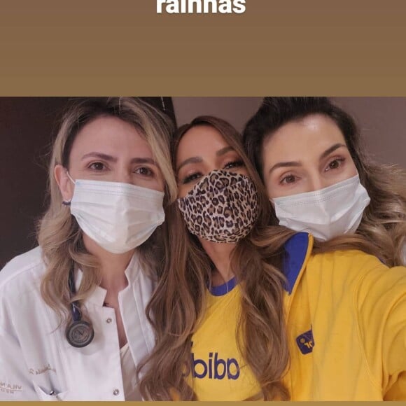 Anitta posa com médicas que cuidaram de seu tratamento