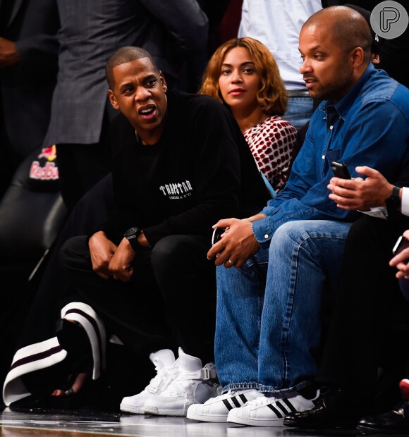 Beyoncé e Jay-Z assistem jogo de basquete e Beyoncé exibe novo visual, em 3 de novembro de 2014