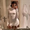 Bruna Marquezine faz foto sexy de vestido branco justo e cinta-liga no banheiro