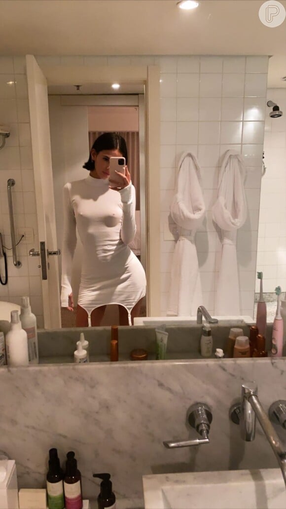 Bruna Marquezine faz foto sexy de vestido branco justo e cinta-liga no banheiro