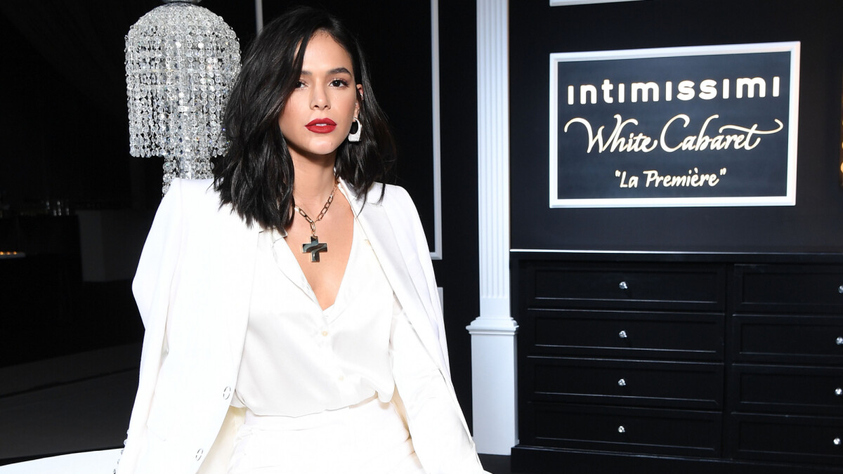 Bruna Marquezine dança no Tiktok de look justo total white em bastidor da  MTV - Purepeople