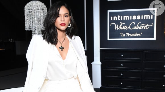 Bruna Marquezine aposta em look total white justo e assimétrico na MTV