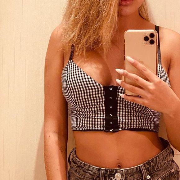 Barriga definida de Munik Nunes chama atenção em vídeo de dança