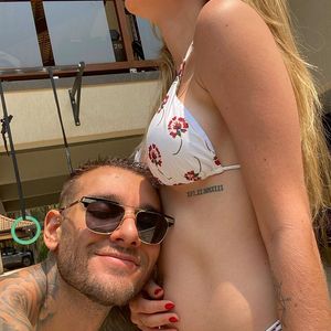 Lucas Lucco faz carinho na barriga da mulher, Lorena Carvalho, na gravidez