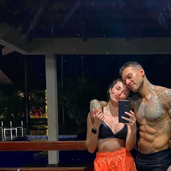 Barriga de gravidez da mulher de Lucas Lucco recebe carinho do cantor