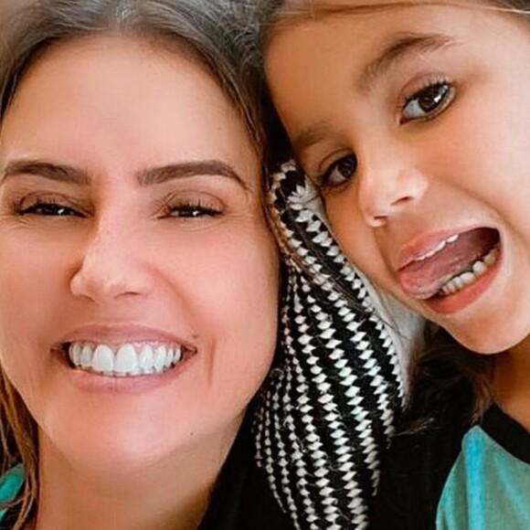 Deborah Secco mostra filha com gesso no braço