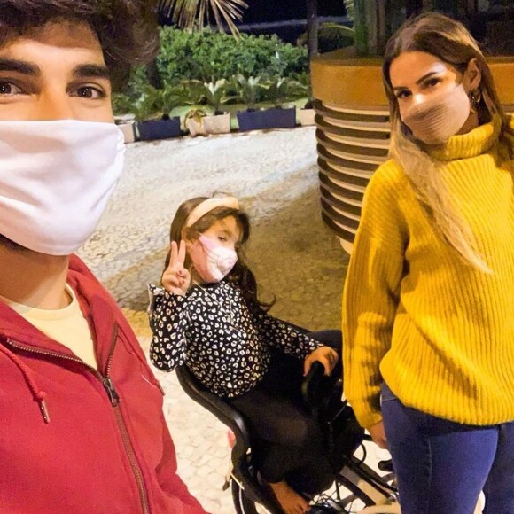 Filha de Deborah Secco cai e faz machucado no braço