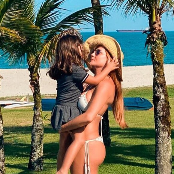 Deborah Secco faz foto da filha com gesso no braço
