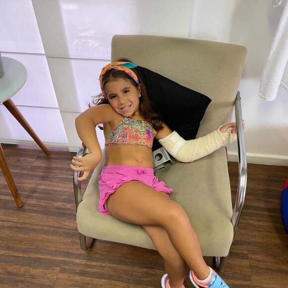 Filha de Deborah Secco usa gesso no braço após queda