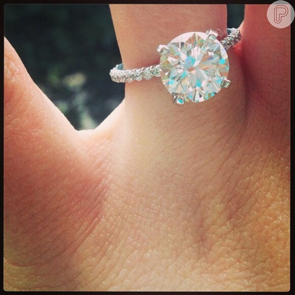 Jamie Lynn Spears mostrou o anel com um lindo diamante