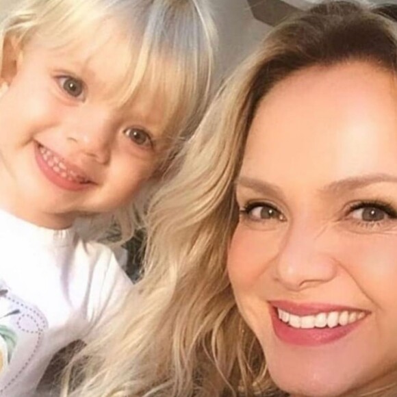 Manuela é comparada à mãe, Eliana, em foto no Instagram