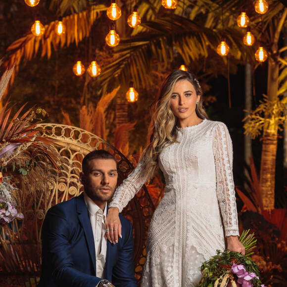 Lucas Lucco e Lorena Carvalho estão casados há um mês; cerimônia no civil foi feita na casa do casal apenas com a presença dos pais