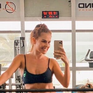 Deborah Secco tem a companhia da filha na academia