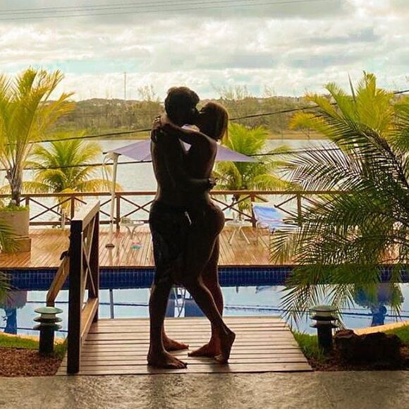 Deborah Secco também postou uma foto romântica com o marido