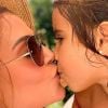 Deborah Secco ganhou um beijo da filha, Maria Flor, e a foto encantou a web