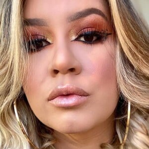 Marília Mendonça aposta em make glow para compor look