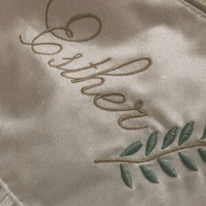 Carol Dias revela nascimento da filha exibindo enxoval com nome de Esther bordado