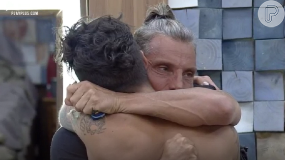 'A Fazenda 12': Juliano chora e abraça Biel após saída de Cartolouco