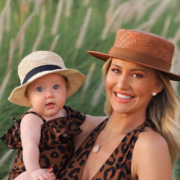 Ana Paula Siebert e a filha também usaram um estiloso chapéu de palha
