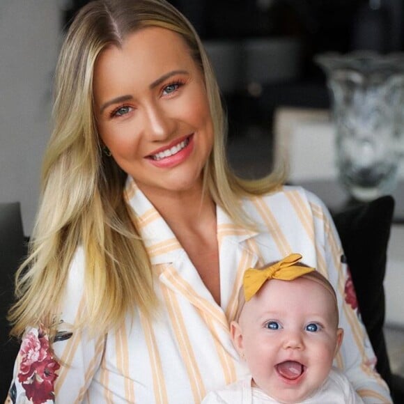 Beleza da filha de Ana Paula Siebert e Roberto Justus chamou atenção em foto com a mãe