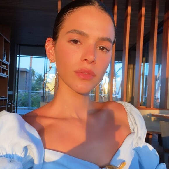 Bruna Marquezine aposta em look trend, com mangas bufantes e decote invertido