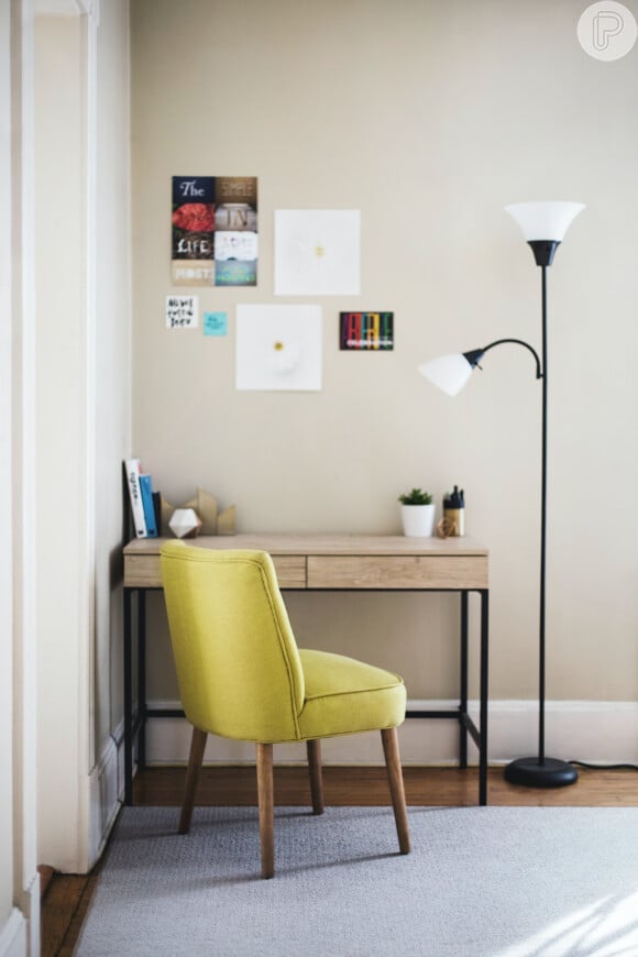 Para o home office, uma mesa e uma cadeira confortável já resolvem o espaço de trabalho