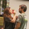 Giovanna Antonelli dá sorvete na boca do marido, Leonardo Nogueira