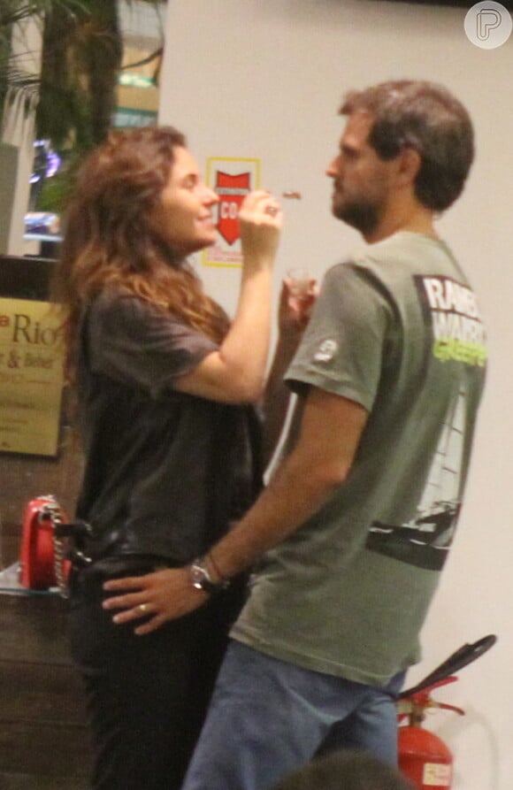 Giovanna Antonelli dá sorvete na boca do marido, Leonardo Nogueira
