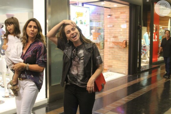 Giovanna Antonelli sorii para paparazzo em shopping do Rio de Janeiro