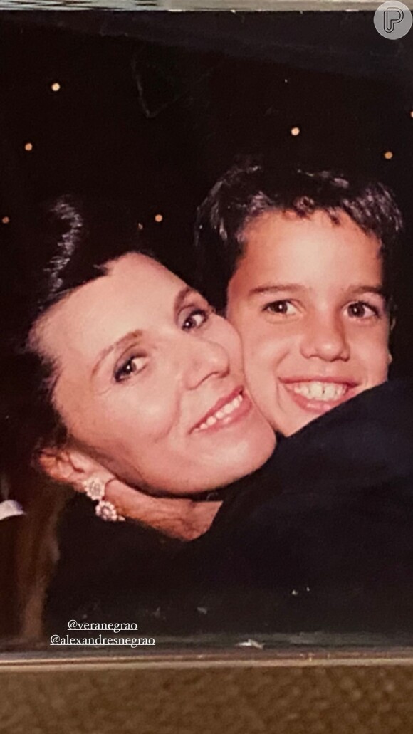 Marina Ruy Barbosa exibe foto do marido, Xandinho Negrão, quando criança abraçado à mãe, Vera
