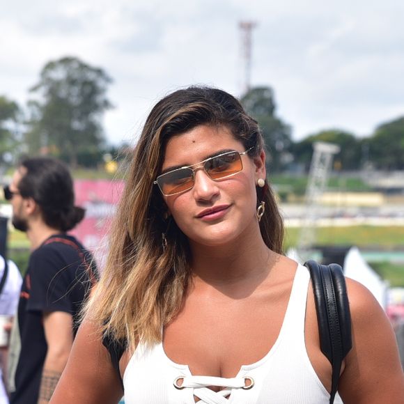 Giulia Costa afirmou em conversa com seguidores: 'Claramente eu ainda tenho problemas de autoestima e aceitação. Tanto que hoje só apareci aqui com filtro'