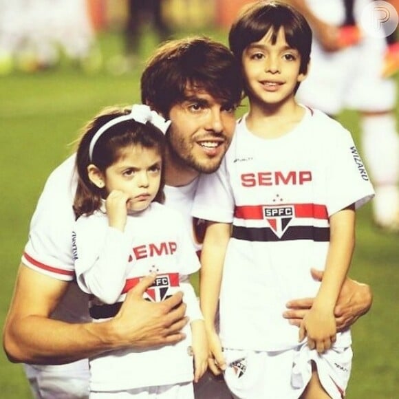 Carol Celico postou uma foto na qual aparece com Kaká, Luca e Isabella