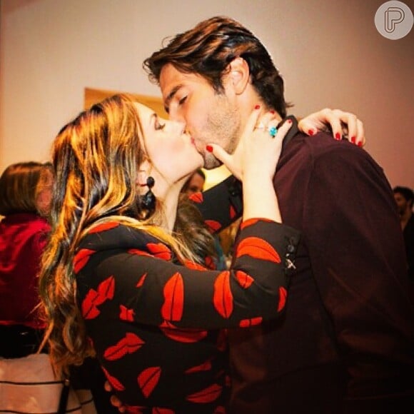 Carol Celico aparece beijando Kaká em foto compartilhada no Instagram da moça no dia em que ela faz aniversário, em 26 de julho e com kaka
