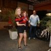 Do lado de fora da festa, Angélica é clicada com a filha Eva, que também estava com a roupa do Flamengo