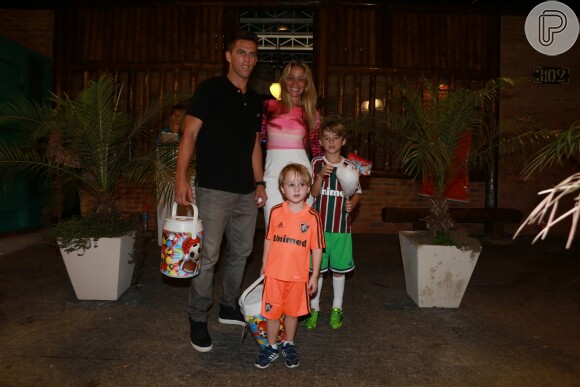 Danielle Winits levou os filhos Guy e Noah para a comemoração de 7 anos de Benício, filho de Luciano Huck e Angélica