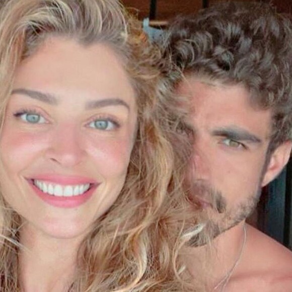 Caio Castro posou sem camisa e Grazi Massafera divertiu os seguidores com um comentário