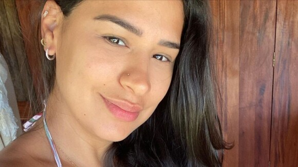 Sem maquiagem, Simone mostra beleza natural em foto de biquíni: 'Barrigão'