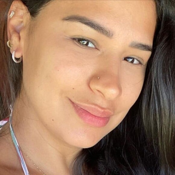 De biquíni, Simone exibe beleza natural na gravidez