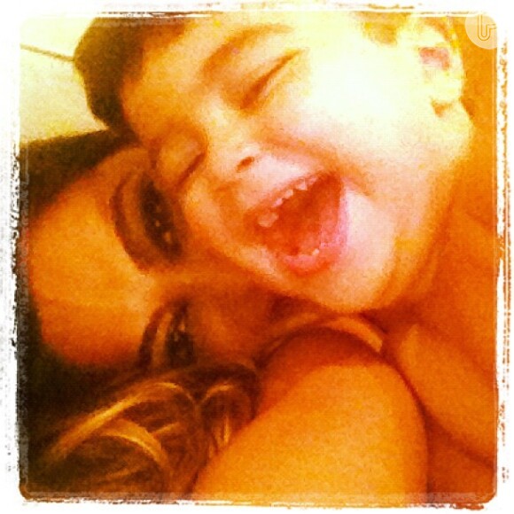 Grávida de cinco meses, Juliana Paes postou uma foto se divertindo com o filho, Pedro, de apenas dois anos, nesta segunda-feira, 04 de março de 2013