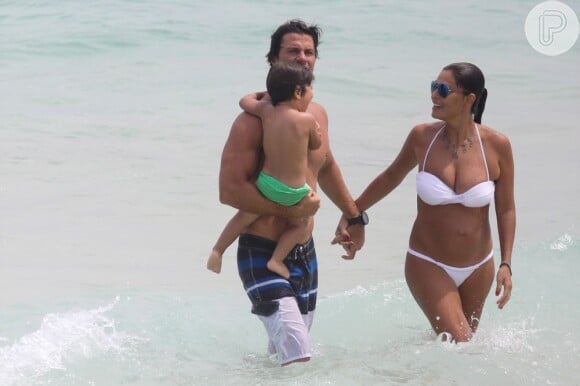 Juliana Paes exibe barrigão de cinco meses em praia no Rio, ao lado do marido, Carlos Eduardo Baptista e o filho, Pedro