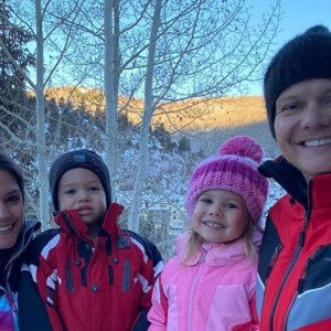 Thais Fersoza ganhou ajuda dos filhos, Melinda e Teodoro, na hora da montar a árvore de Natal