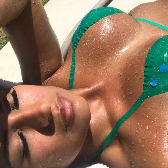 Simone compartilhou foto de biquíni enquanto tomava banho de sol em casa