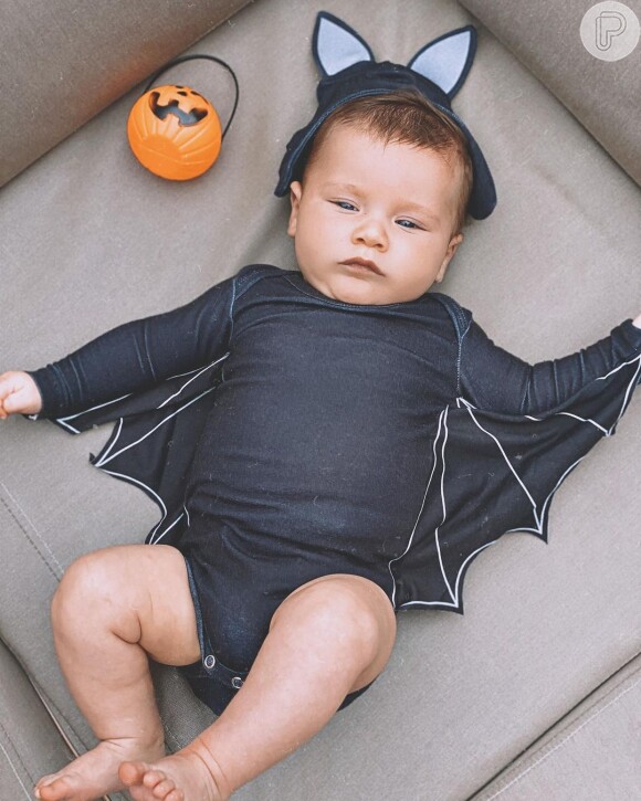 Filho caçula de Giovanna Ewbank e Bruno Gagliasso, Zyan foi fantasiado de morcego no Halloween