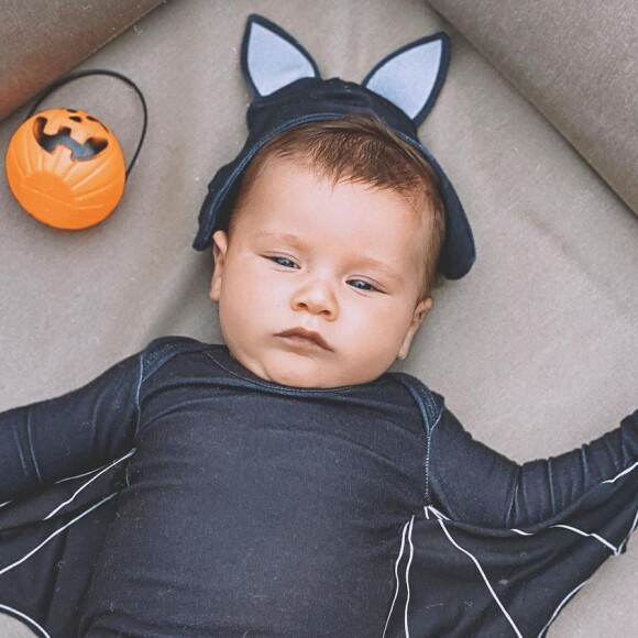 Filho caçula de Giovanna Ewbank e Bruno Gagliasso, Zyan foi fantasiado de morcego no Halloween