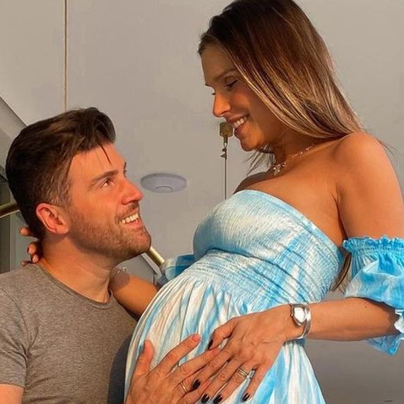 Flavia Viana e o marido, Marcelo Zangrandi, refizeram foto da gravidez agora com o filho do casal, Gabriel, nascido em setembro de 2020