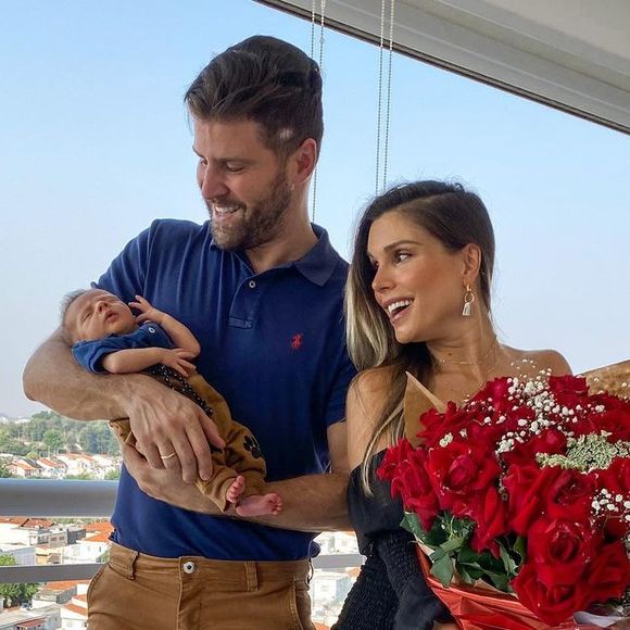Pais de Gabriel, 1 mês, Flavia Viana e o marido, Marcelo Zangrandi, engataram namoro durante 'A Fazenda - Nova Chance' (2017) e ficaram noivos em 2019