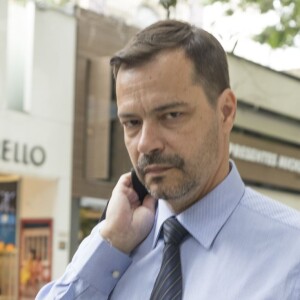Na novela 'Amor Sem Igual', após matar Beto (Pedro Nercessian), Bernardo (Heitor Martinez) se encerrega de avisar a polícia