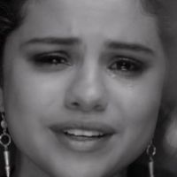 Selena Gomez chora por Justin Bieber no clipe de 'The Heart Wants What It Wants'