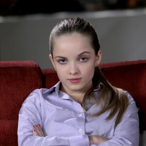 Giovanna Chaves em foto caracterizada como a Priscila da novela 'Cúmplices de Um Resgate'