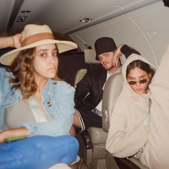 Bruna Marquezine posa com equipe em avião